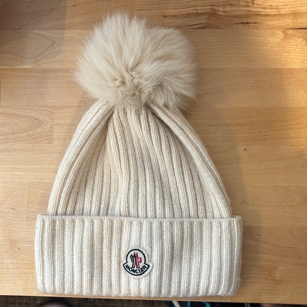 Moncler hat, excellent condition. Removal puff.